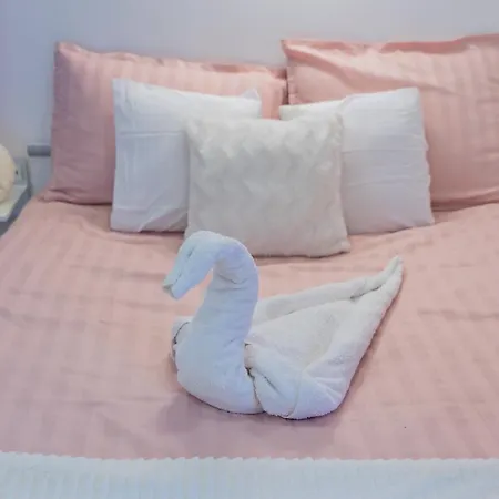 The Pink House With Private Garden 페르누