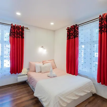 The Pink House With Private Garden פארנו