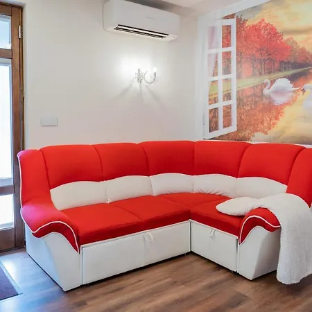 The Pink House With Private Garden פארנו
