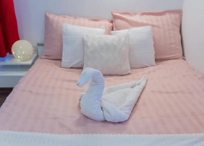 The Pink House With Private Garden 페르누