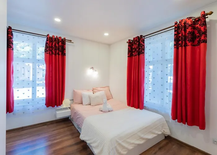 The Pink House With Private Garden 페르누